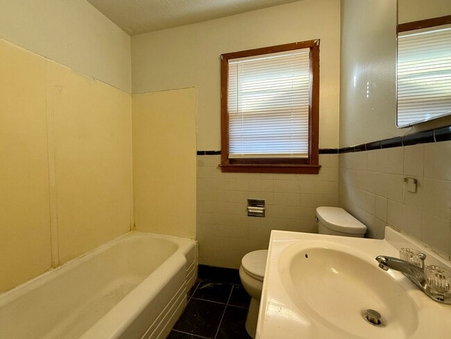 Building Photo - 2263 S Glendale St