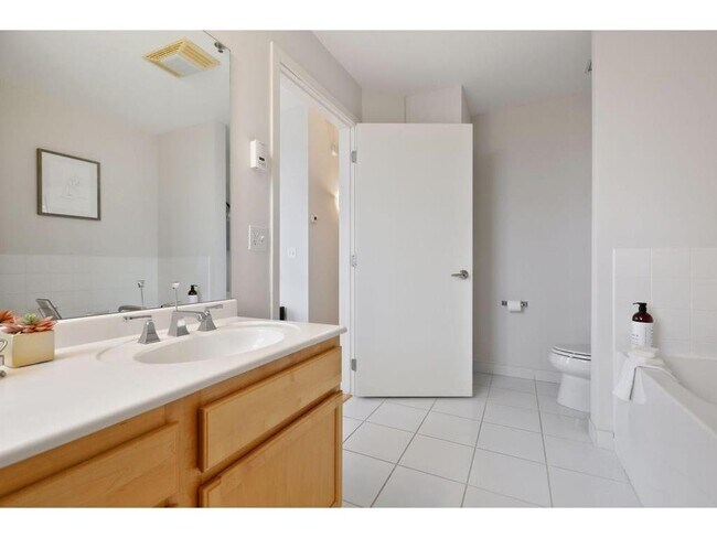 Building Photo - 929 Portland Ave S