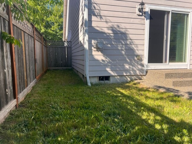 Building Photo - Enormous 4 Bed 2.5Bath + Bonus Room Great Lacey Neighborhood