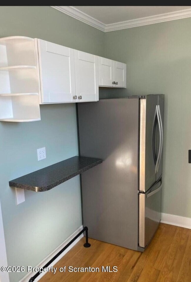 Building Photo - 402 S Valley Ave