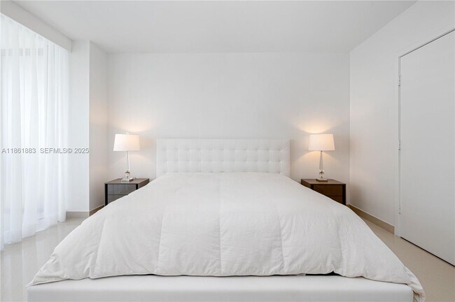 Building Photo - 5875 Collins Ave