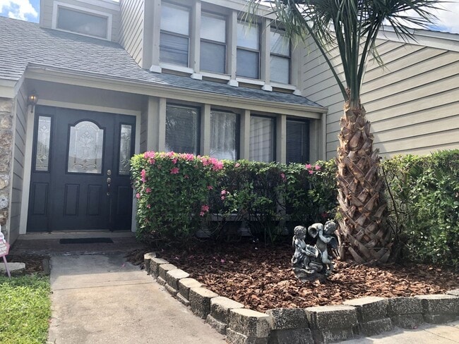 Building Photo - MOVE IN NOW! 4x3 Screened in pool home!!! ...
