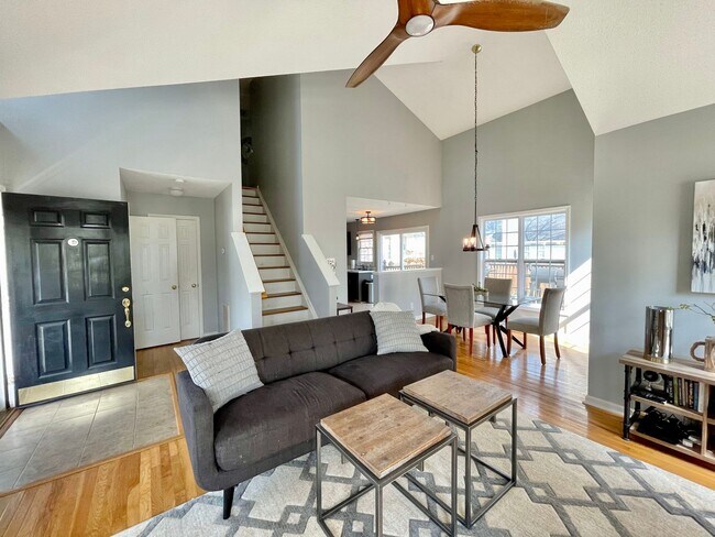 Building Photo - 3 Bedroom 2.5 Bathroom Home w/ 1 car garag...