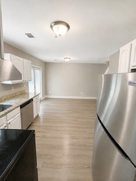 Building Photo - 1240 Pinedale Cir NW