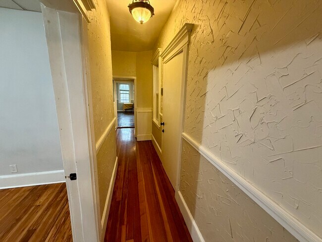 Building Photo - 324 Chelsea St