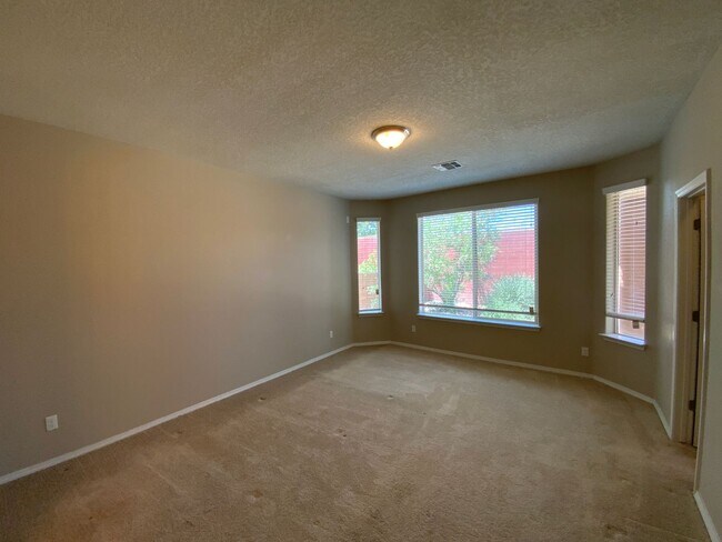 Building Photo - 3 Bedroom Single Story Home in Loma Colora...