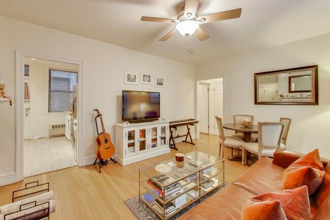 Building Photo - 636 W Waveland Ave