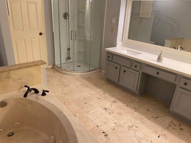 Building Photo - 12800 Briar Forest Dr