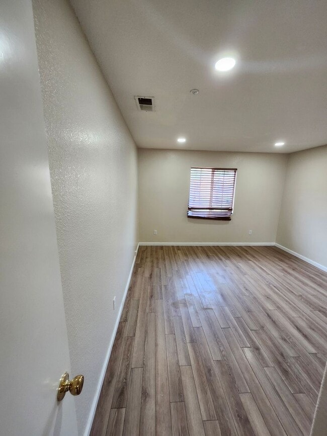 Building Photo - Beautiful 5 Bedroom House fully remodeled....