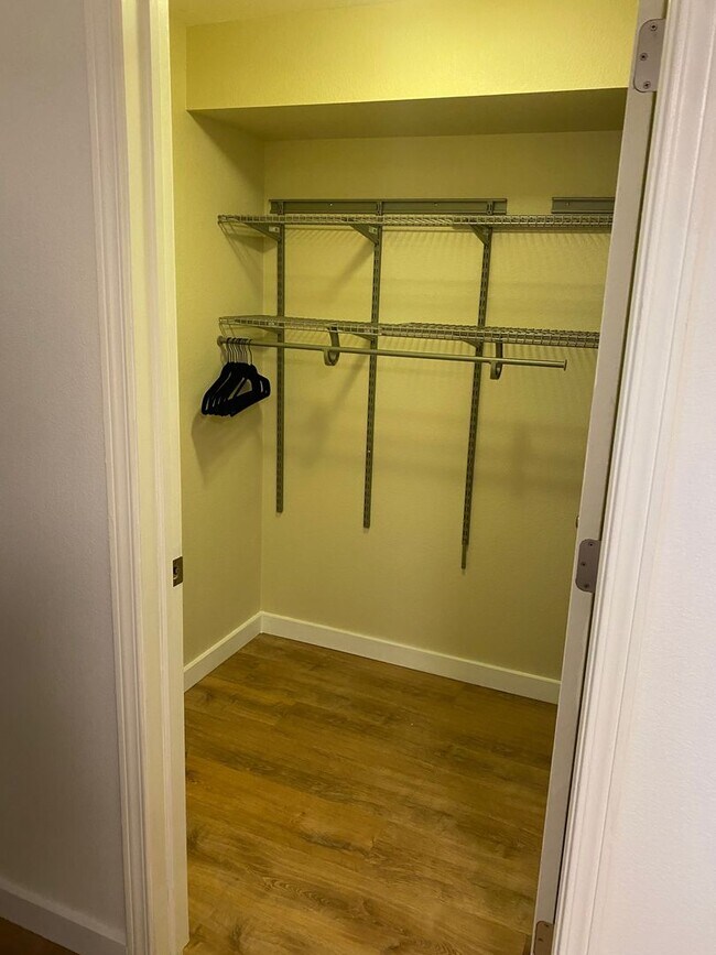 Building Photo - Single Family home half a block from Bible Park.