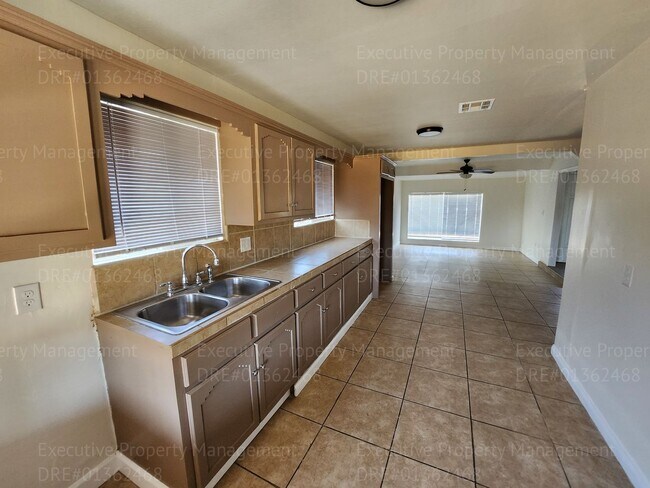 Building Photo - 3 bedroom 1 bathroom near Oswell St/ Virginia Ave