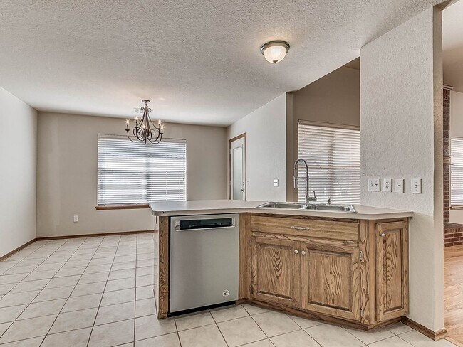 Building Photo - 4 Bed | 2 Bath | 2 Car Garage - Edmond Schools - North Hampton Addition