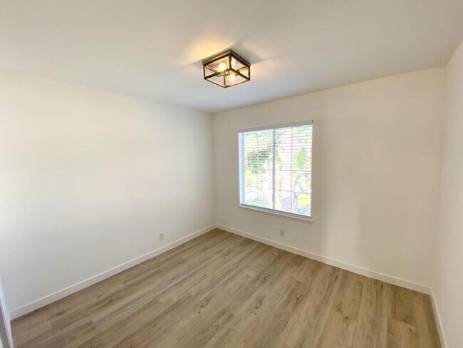 Building Photo - 1847 Lotus Ct