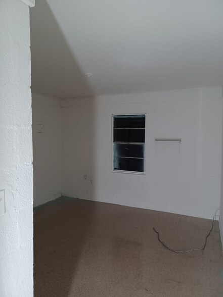 Building Photo - 906 E Lucas Ave