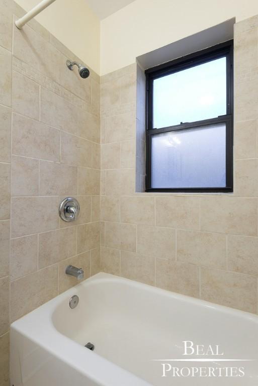 Building Photo - 2 bedroom in CHICAGO IL 60657