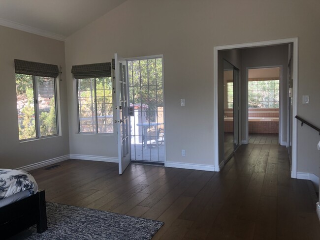 Building Photo - 3 Bed / 3 Bath in Woodland Hills