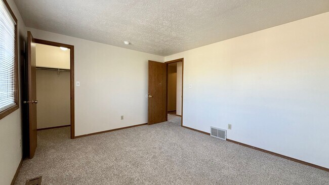 Building Photo - Move in Ready home on Piros