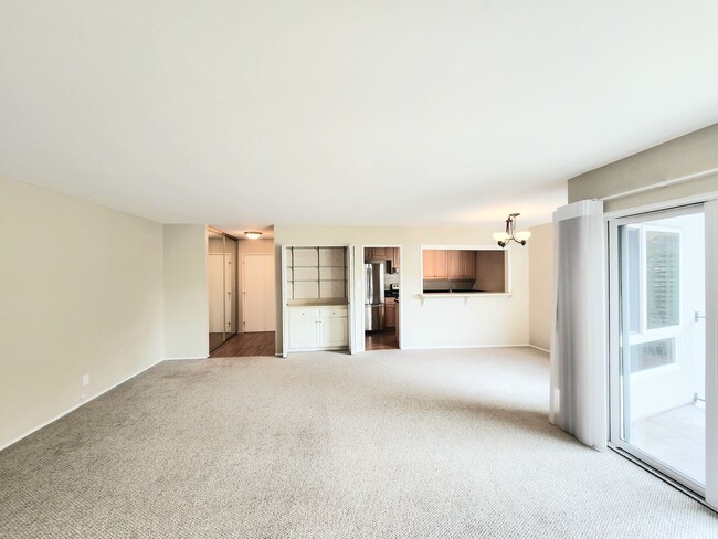 Building Photo - Woodlake two bed, 2 bath