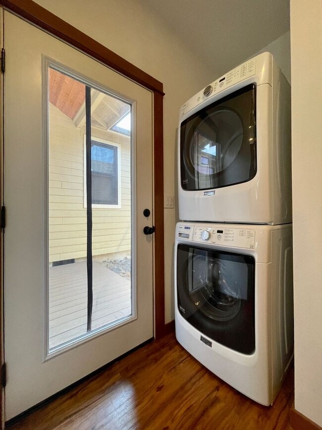 Building Photo - Gorgeous Cottage in Oregon City~ Hardwood Floors~ Private Back Area~ Washer/Dryer~ A/C