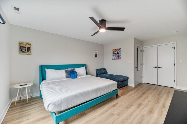 Building Photo - 2335 W Touhy Ave