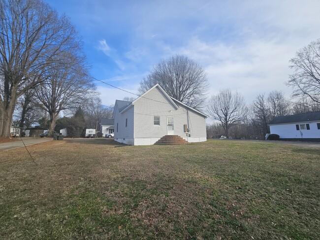 Building Photo - 706 Maple St