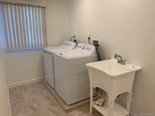 Building Photo - 97 Gainsborg Ave E