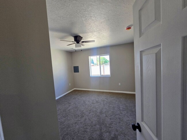 Building Photo - ***NEW*** 3-bedroom, 2-bath home in Albuquerque with all the modren finishes!