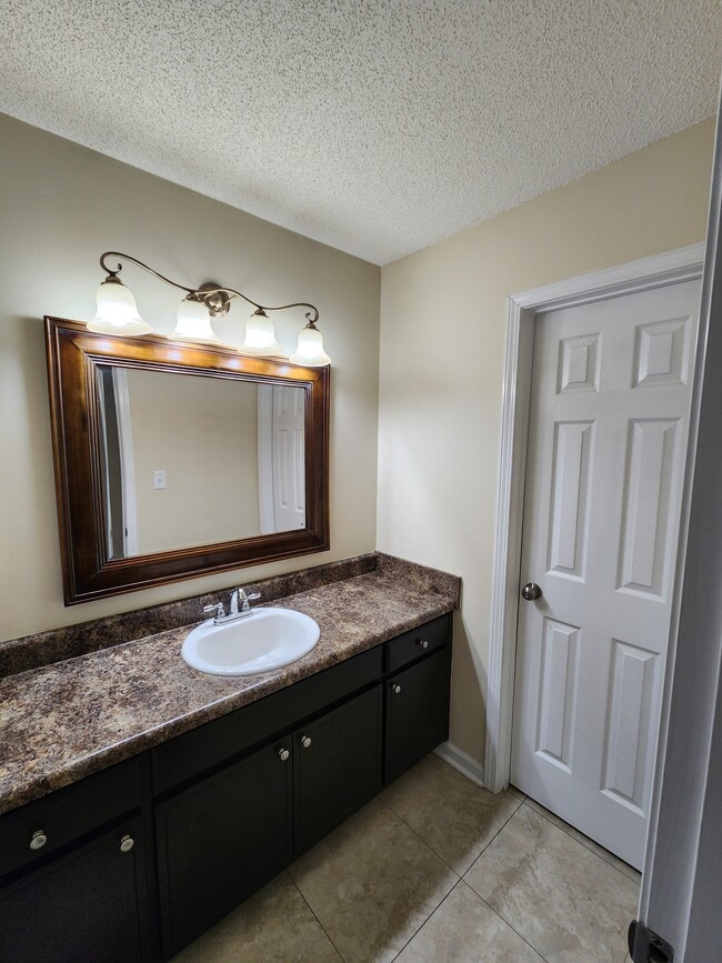 Building Photo - 1239 Askew Dr