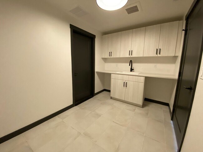 Building Photo - Close to Micron, 3 Bedroom 3 bath w/ a Million Dollar View!