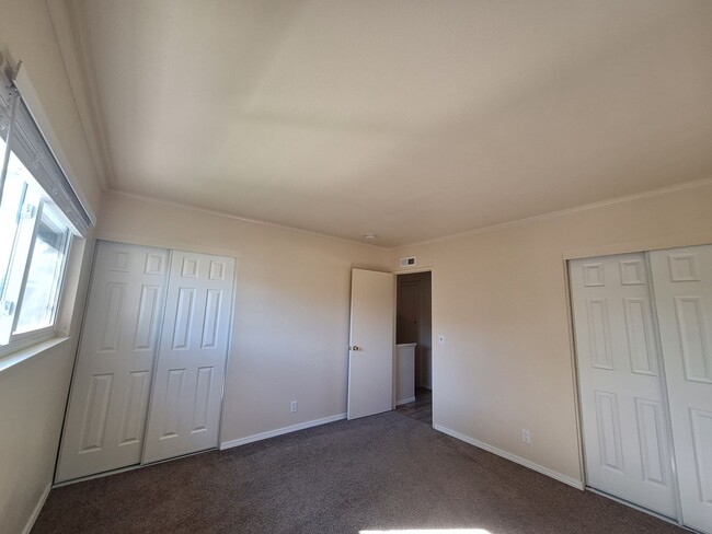 Building Photo - Huntington 2 Bedroom Townhouse for Lease -...