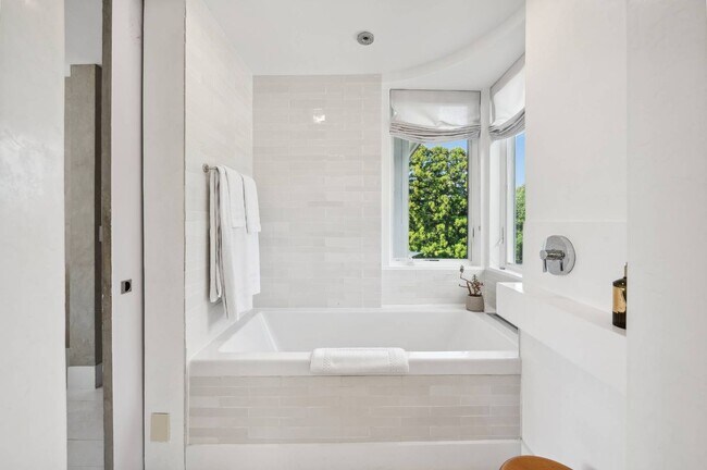 Building Photo - 8 Heller Ln