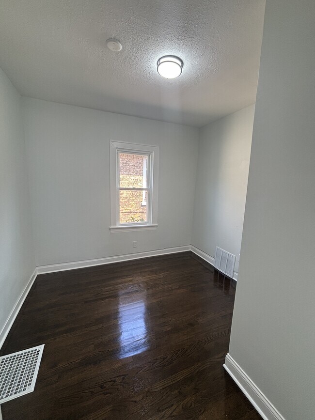 Building Photo - 1717 W Taft St
