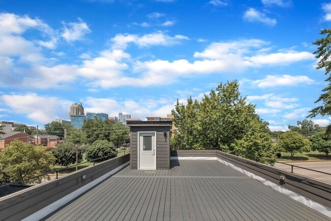 Building Photo - Modern New Construction Townhome with Roof...