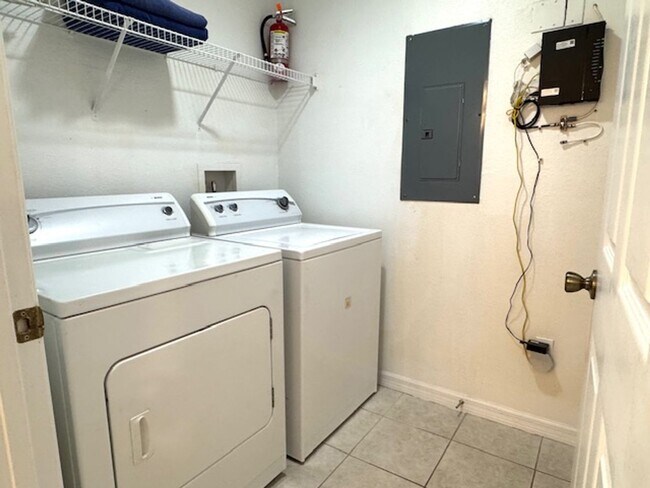 Building Photo - Kissimmee Townhome For Rent - Fully Furnished with 3 Bedrooms 2.5 Baths