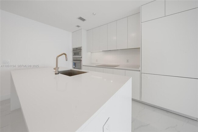 Building Photo - 700 NE 24th St