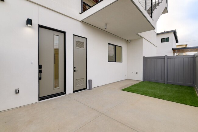 Building Photo - 5142 Los Robles Dr