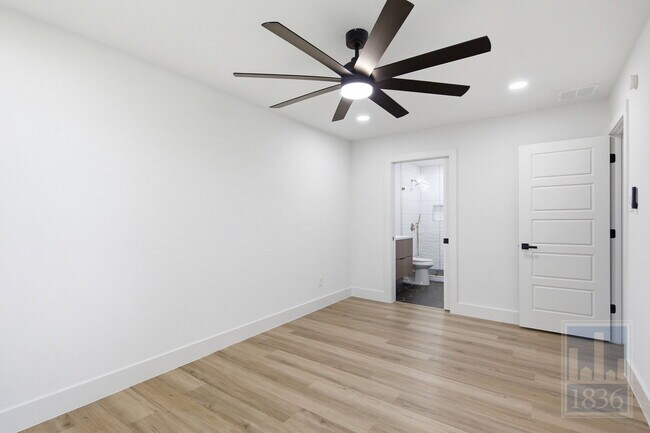 Building Photo - 3610 Alexandria Dr