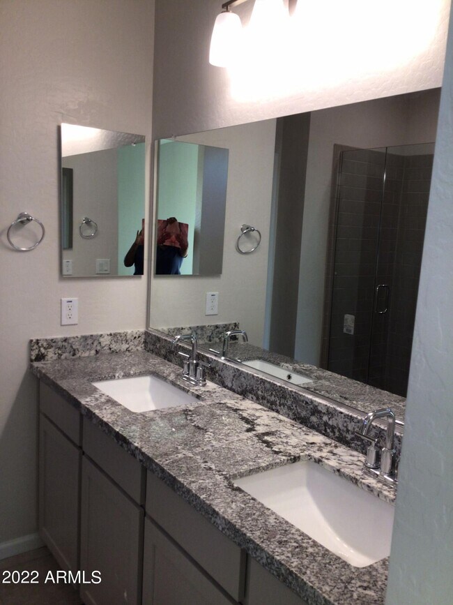 Building Photo - 691 S Silvercreek Pl