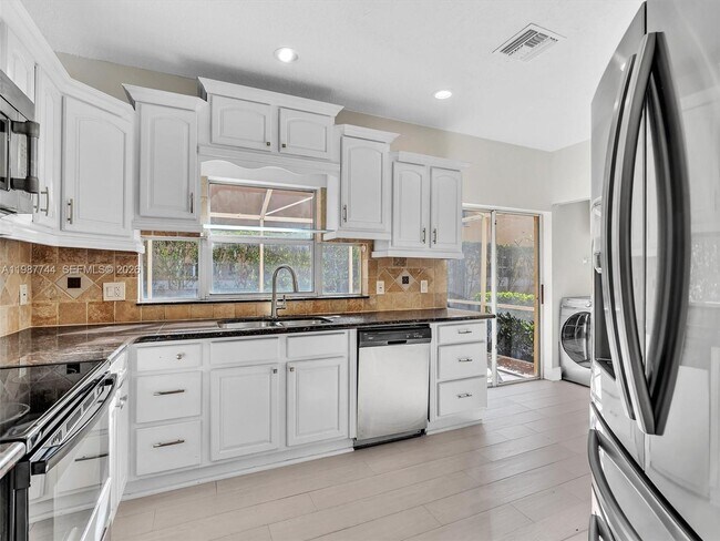 Building Photo - 11407 Lakeview Dr