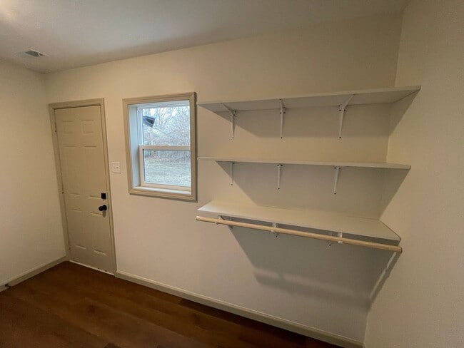 Building Photo - Update 3 Bed/1 Bath Home!