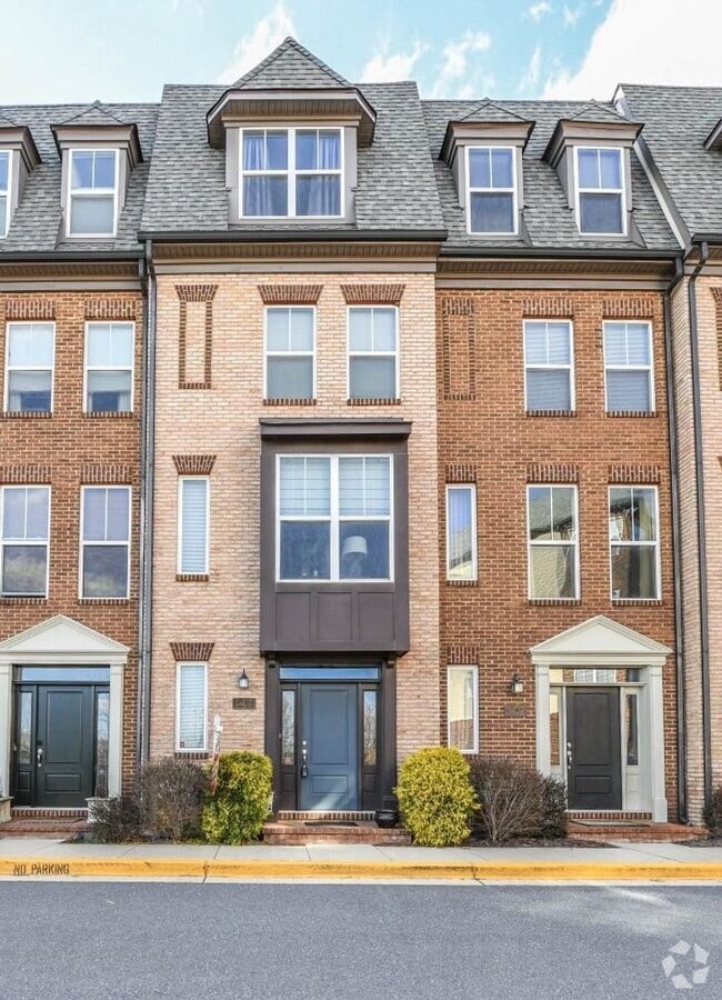 Building Photo - Stylish townhouse in ideal Frederick locat...