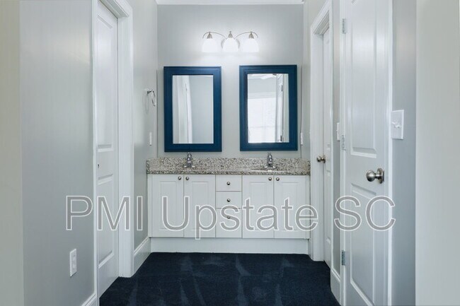 Building Photo - 204 E Park Ave