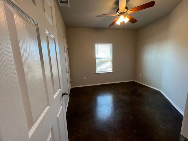 Building Photo - Luxury 3/2 Duplex in Seguin, Texas