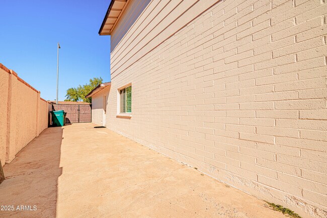 Building Photo - 2547 W Naranja Ave