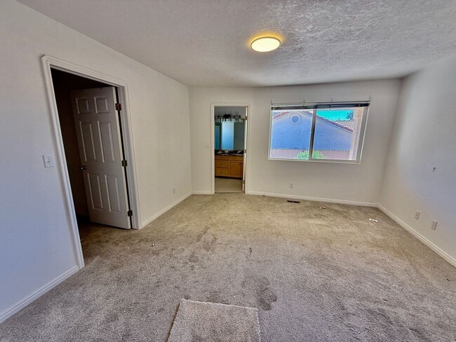 Building Photo - 3-BR Home with Garage and Fenced Yard in B...