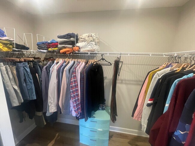 Building Photo - 873 Roselyn Dr