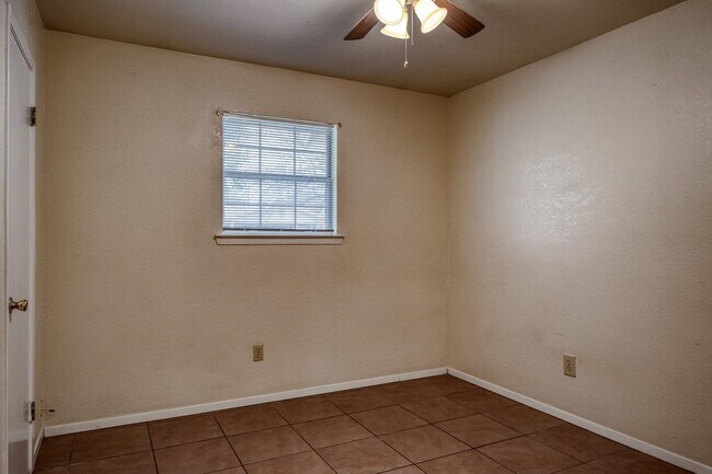 Building Photo - 718 Sage Dr