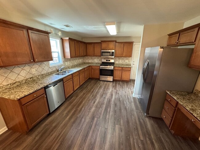 Building Photo - Beautiful 4 bed 3 Bath Home in Heart of Gr...