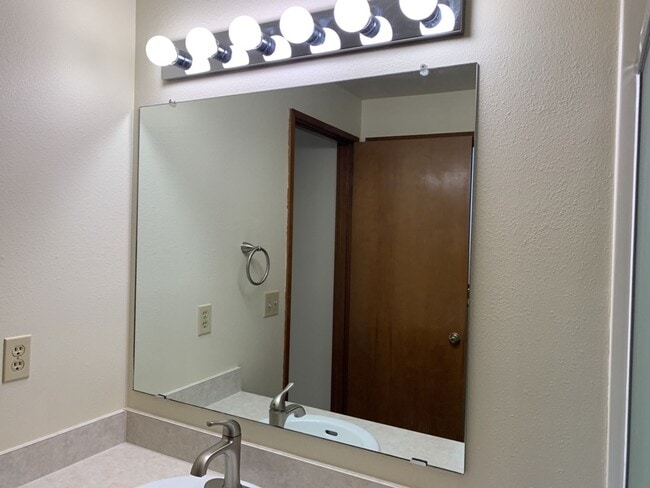 Building Photo - 3 Bed 2 Bath House~ Kenton Neighborhood~ Large Trees plus  W/D Hook Ups!