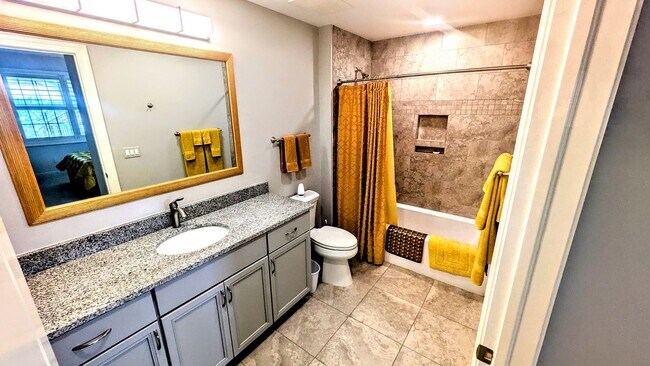 Building Photo - Annual Turnkey 3/3 penthouse on waterfront in Osprey